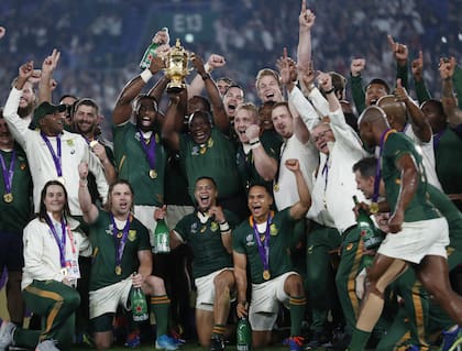 El festejo de los Springboks, con el capitán Siya Kolisi y el presidente sudafricano Cyril Ramaphosa levantando la copa