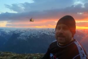 Sjokoladen esperando a ser rescatado por el helicóptero