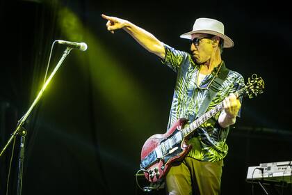 Con su legendaria SG roja y acompañado por Los Fakires, Skay Beilinson volvió a ponerle épica al festival en su presentación y dio el mejor solo de guitarra del Cosquín Rock durante “Jijiji”