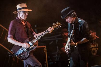 “Es una noche mágica ¡Richard Coleman!", dijo Skay Beilinson para presentar a la segunda guitarra que lo acompañó a lo largo de su show. Cuando llegó el momento de "Jijiji", Skay le cedió la parte final del solo.