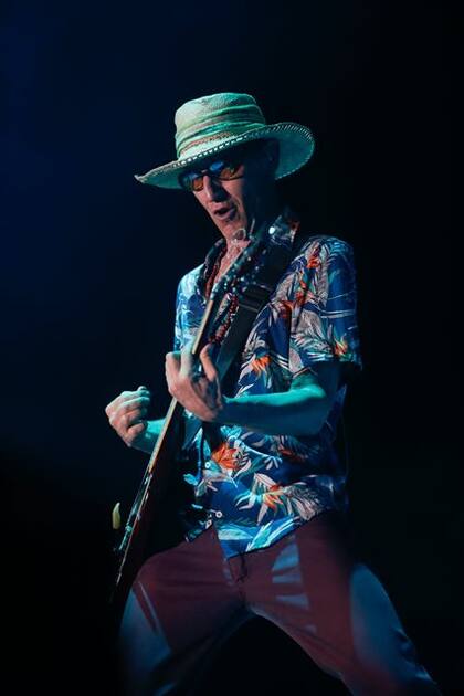 Skay, al frente de sus Fakires