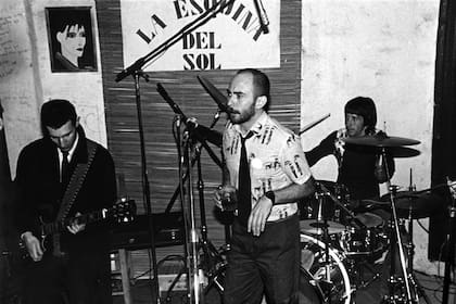 Skay en guitarra, Solari en voz y el Piojo Ábalos en batería, en un show de Los Redondos de los años 80