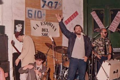 Skay tocando el equipo de viola, Willy crook de los Funky Torinos, en saxo, el periodista Alfredo Rosso declama y atrás está el Indio Solari, en una de las noches memorables de La Esquina del Sol