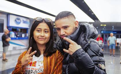 Skrillex junto a una fan que aprovechó a sacarse una selfie con el DJ