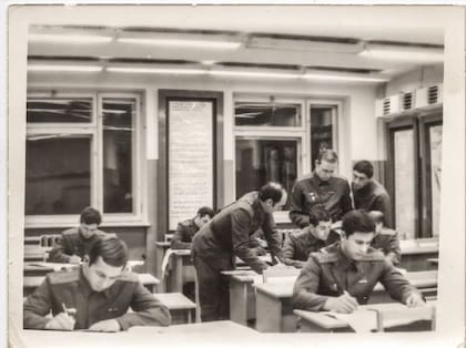 Skripal, abajo a la izquierda, en una academia militar soviética en 1975