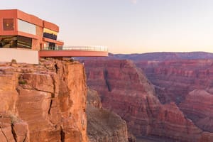 En el corazón del Gran Cañón y la sombra de la princesa y el caballo: así es el puente de cristal más extremo de Arizona