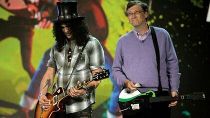Slash, el guitarrista de Guns N'' Roses, junto a Bill Gates durante la apertura de una feria CES de Las Vegas en 2008