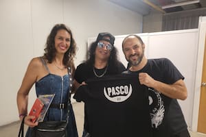 Fanático de un film de terror argentino, Slash se sacó una foto con su director