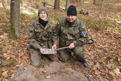 Sławomir Milewski junto a su hijo Szymon Milewski, quienes hallaron el tesoro