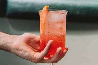 El cóctel sin alcohol que recomiendan los expertos para dormir mejor