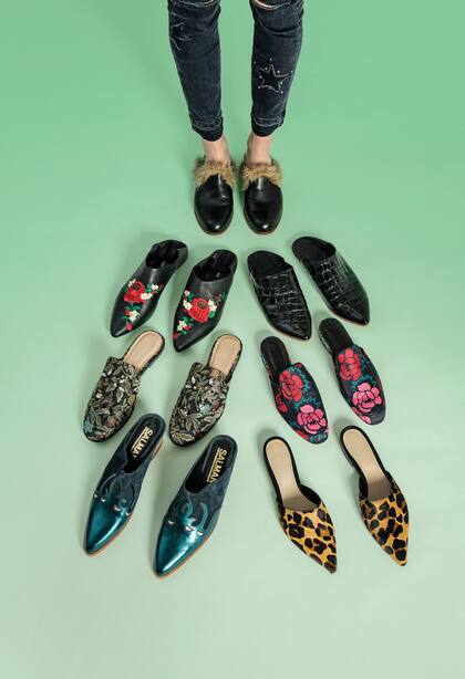 SLIPPERS 1. De piel ($ 2300, A Pie). 2. Negro de charol ($ 3950, Na?ma). 3. Con rosas ($ 5800, Jazm?n Chebar). 4. Animal print ($ 6100, Etiqueta Negra). 5. Sueco azul ($ 4190, Salman). 6. Estampada con apliques ($ 2300, Arezzo). 7. Bordada ($ 4990, Ricky Sarkany). Jean con estrella ($ 2300, Rapsodia