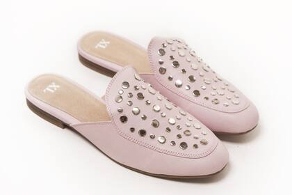 Slippers con tachas (XL, antes $2390 ahora $1790)