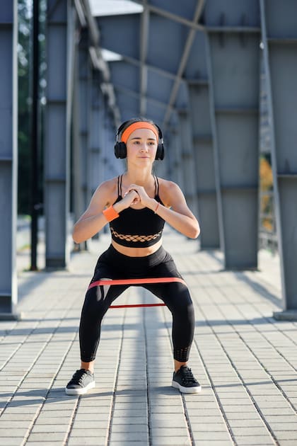 La sentadilla con banda elástica genera presión en la parte interna de las piernas realizando un mayor trabajo de fuerza