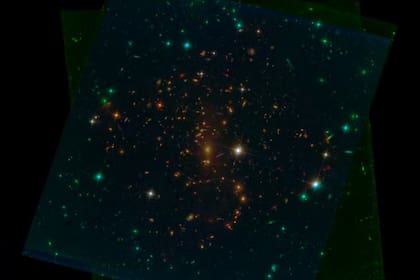 SMACS 0723 es un cúmulo de galaxias masivos que magnifican la luz en primer plano y la distorsionan para los objetos detrás de ellos, que permitirá obtener una visión de campo profundo de galaxias extremadamente distantes y de aquellas débiles. Mañana veremos que ha visto en esta fabulosa región del espacio James Webb