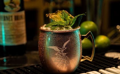 Smash: una parte de fernet, dos partes de jugo de ananá, una parte de almíbar, una parte de limón, menta y ananá deshidratado.