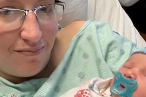 Dio a luz un bebé sin saber que estaba embarazada: el caso de una mujer en Illinois