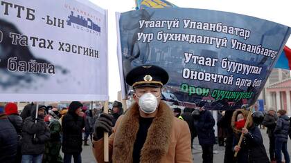 Cientos de residentes reunidos en Chinggis Square, en el centro de la ciudad para protestar por la incapacidad del gobierno de reducir el smog. Se consiguieron más de 7000 firmas