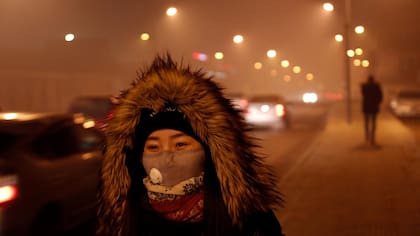 Es común ver a los ciudadanos usando máscaras para protegerse del aire altamente contaminado