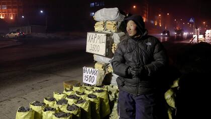 Una costumbre en Ulaanbaatar: se ofrecen bolsas con carbón y madera para quemar