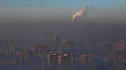 Las emisiones de una planta de energía se ven en medio del smog en Ulaanbaatar