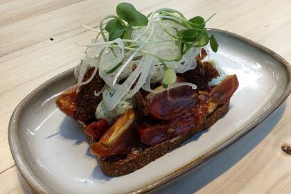 Smoerbroed de tomates asados, un plato de la carta de Nórdica.