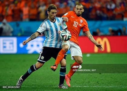Sneijder, atacante de Holanda, mandado por Van Gaal a tapar a Lucas Biglia; fue en el Mundial Brasil 2014