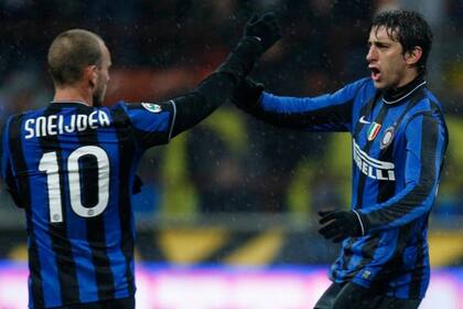 Junto a un argentino, Diego Milito, en el histórico Inter multicampeón en 2010; Sneijder considera "un padre" al preparador de ese equipo, José Mourinho.