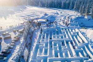 Dónde queda y cómo es Snowlandia, el fascinante laberinto de nieve más grande del mundo