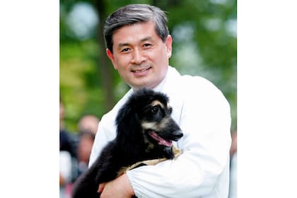 Snuppy y el científico Hwang Woo Suk