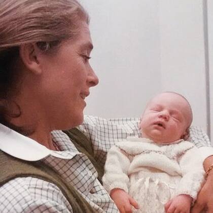 Recién nacida en brazos de su abuela Mónica, una de las mujeres que marcó su vida.