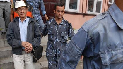 Sobhraj viabaja con los pasaportes de sus víctimas, adoptando sus identidades.