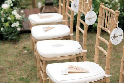 Sobre cada una de las sillas dispuestas para la ceremonia había un abanico con las iniciales de los novios.