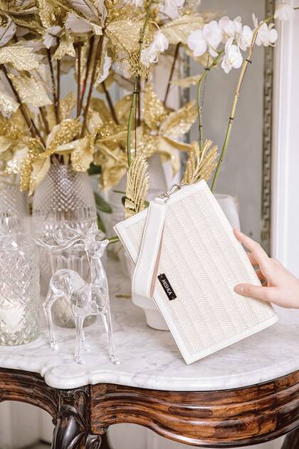 Sobre de cuero (Mishka). Estrellas federales en dorado de SheShu, reno de acrílico y floreros de cristal usados como fanales de Muy Arzuaga