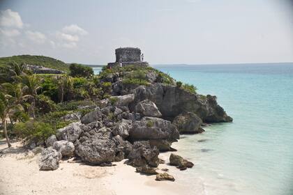 Sobre el acantilado y frente al mar, las fascinantes ruinas de Tulum.