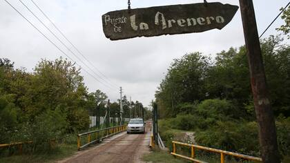 Sobre el arroyo Escobar, a la altura de Sucre, existe un puente montado sobre pilotes de hormigón, separados ocho metros uno de otro, lo que permite el paso del agua. Cuando llueve, a la altura del puente se forma un cuello de botella, el arroyo desborda e inunda los barrios cercanos.