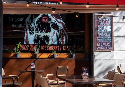 Sobre el boulevard Caseros, The Pizza Only True Love ofrece grandes versiones sin proteína animal.