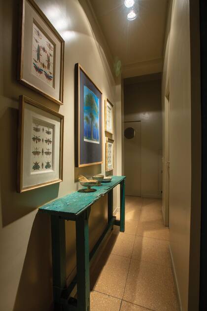 Sobre el dressoir que lleva a su dormitorio, una obra de Nicolás García Uriburu.