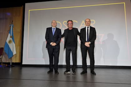 Sobre el escenario: el actor junto a Jorge Fernández Díaz y Ricardo Orozco 