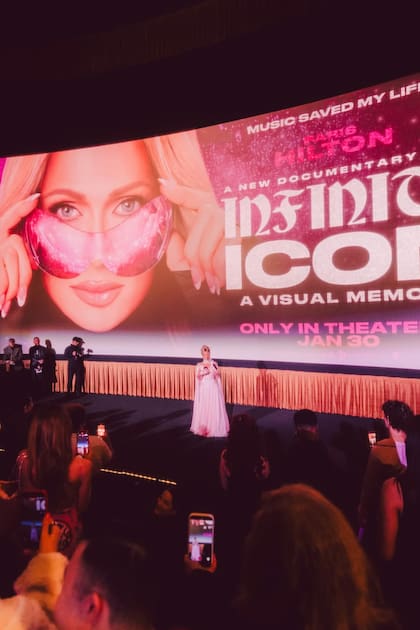 Sobre el escenario, la socialité, modelo y empresaria habló a los presentes el día de la première de su película