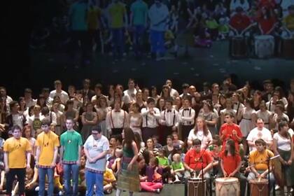 Los chicos montaron actos de música, baile y también piezas teatrales que fueron coronados por los aplausos del público