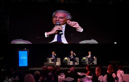 Sobre el escenario, Mauricio Macri, Álvaro Vargas Llosa y el expresidente de Uruguay, Julio María Sanguinetti