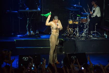 Sobre el final, cuando cantó uno de sus hits, "Corashe", levantó el pañuelo verde