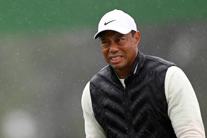 Sobre el final de la segunda vuelta, Tiger Woods supo que continuaba en el torneo, cuando el abismo del corte clasificatorio parecía demasiado cerca.
