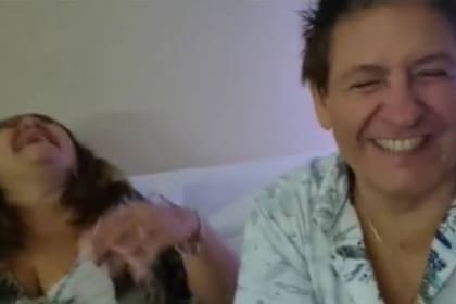 Sobre el final del video de Moni y Roberto, todo se desmadra y ya las risas de ambos son incontrolables