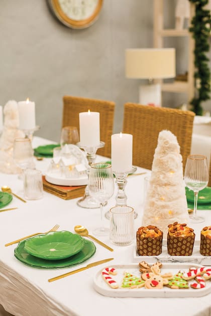 Sobre el mantel blanco, platos de vidrio que simulan la flor de tacos de reina, cubiertos dorados y cristalería. Los detalles: candelabros de cristal y arbolitos de peluche con luces (Salazar Casa)