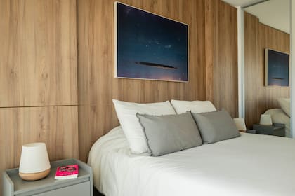 Sobre el muro revestido con melamina ‘Scotch’ (Faplac), una obra de Maia Croizet, elegida
especialmente por su sintonía de color. Los espejos de piso a techo multiplican la luz y disimulan la profundidad del placard.