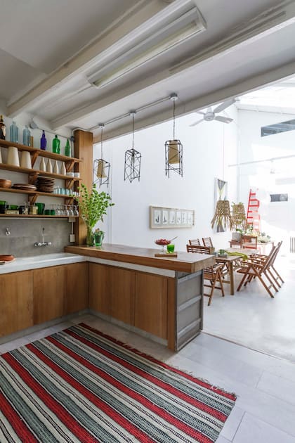 Sobre el piso de cemento alisado, alfombra salteña (Artesanías Terito Guzmán).