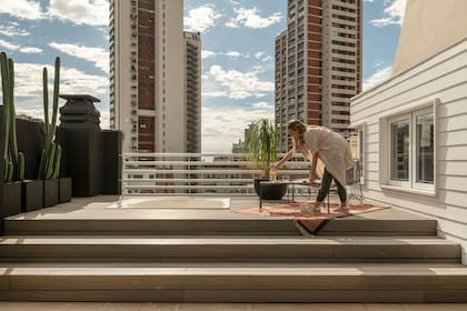 Sobre el piso original de la terraza montaron un deck de WPC simil madera (Patagonia Flooring). El jacuzzi, que era celeste, se pintó de blanco.