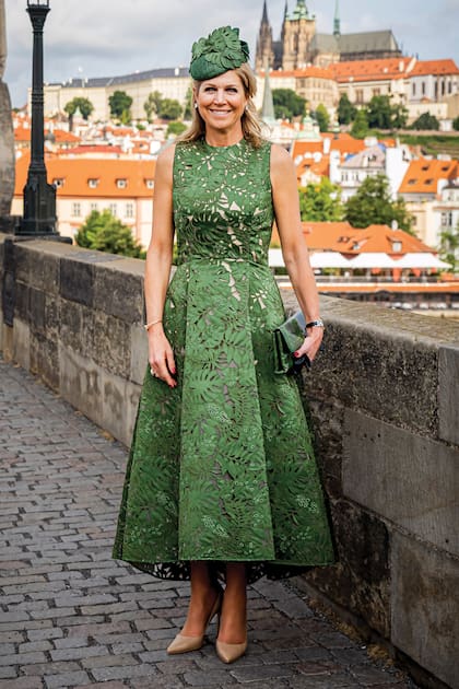 Sobre el Puente de Charles, la Reina luce el vestido troquelado con
hojas, de Natan, que estrenó durante los festejos del Día
del Rey, en 2024. Esta vez lo accesorizó con un tocado de estreno y zapatos de Gianvito Rossi.