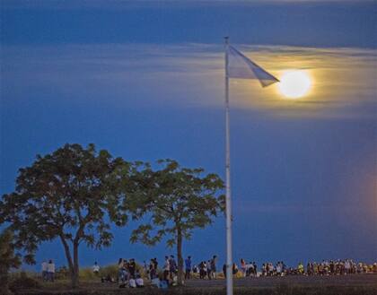 Sobre el Río de la Plata, la superluna se vio entre las nubes